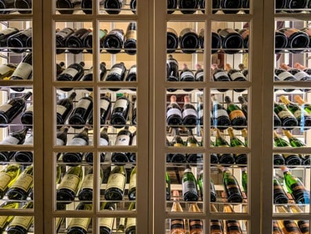 Des bouteilles de vins mûrissent dans une cave à vin de service