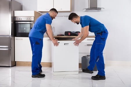 Deux hommes déplacent un lave-vaisselle