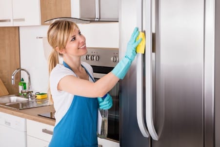 Nettoyage de la porte d'un réfrigérateur